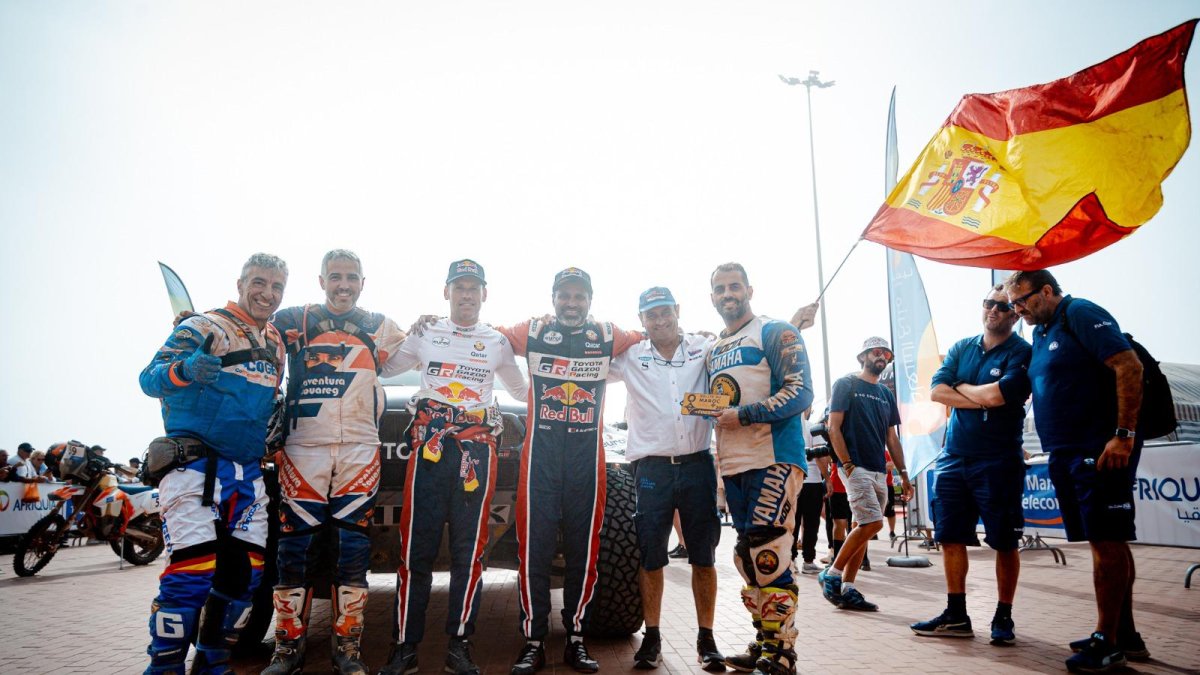 El huercalense, Ginés Belzunces, junto a sus compañeros del Club Aventura Touareg.