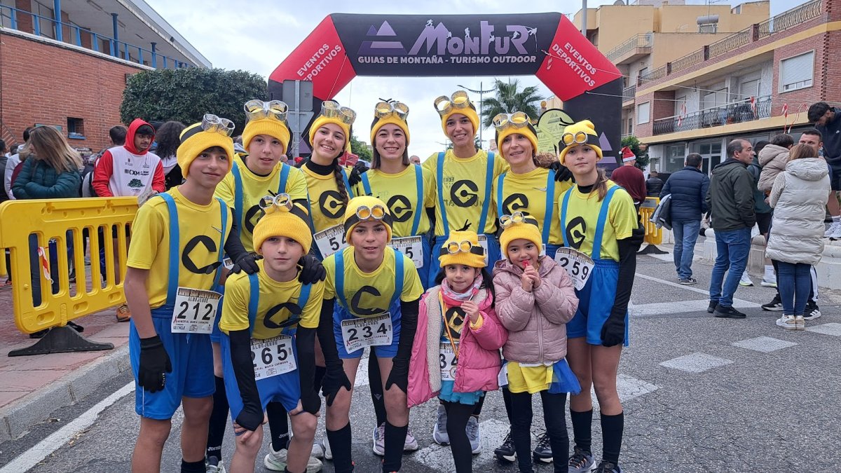 Jóvenes participantes disfrazados de Minions.