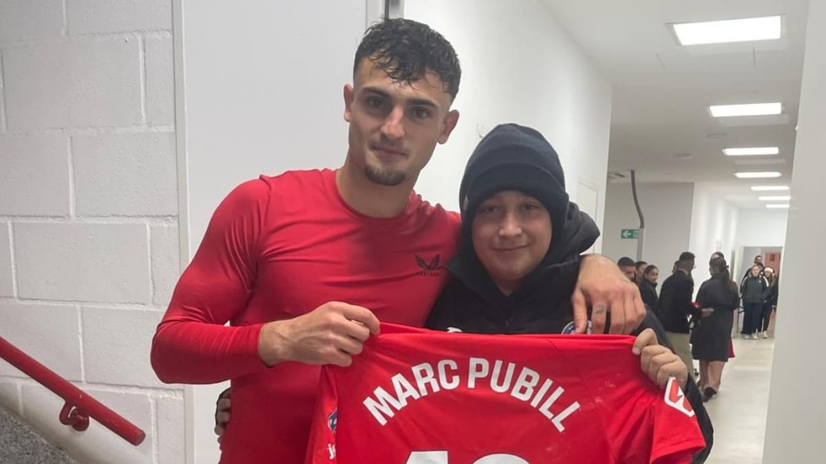 Marc Pubill le regaló la camiseta a Carlos Martín y le dedicó unas palabras para que siga luchando con toda la fuerza del mundo.