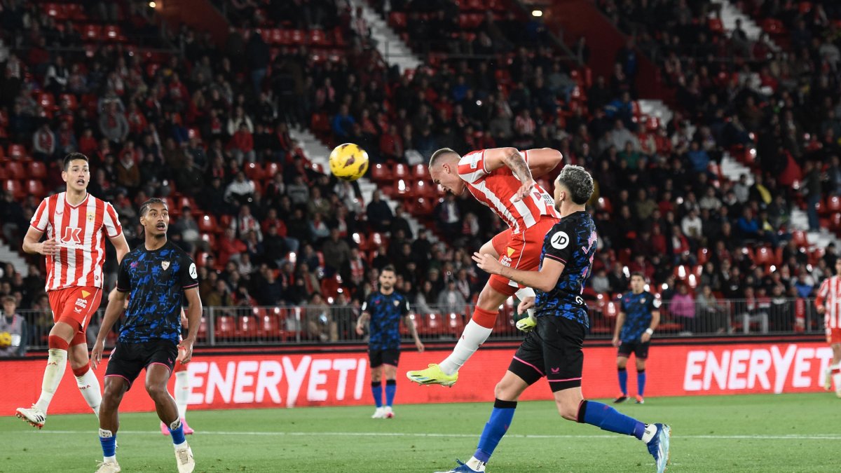 Marcando los tiempos para anotar su primer gol en la máxima categoría.