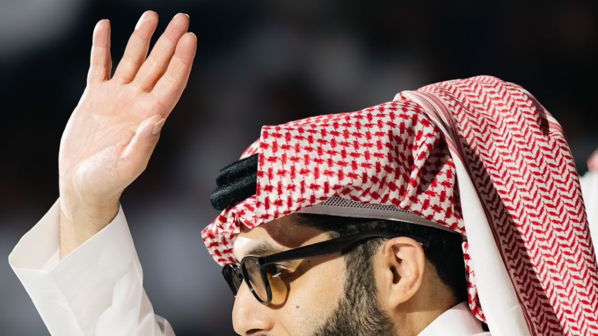 El presidente del Almería levanta la mano y pide el ascenso a Primera División.