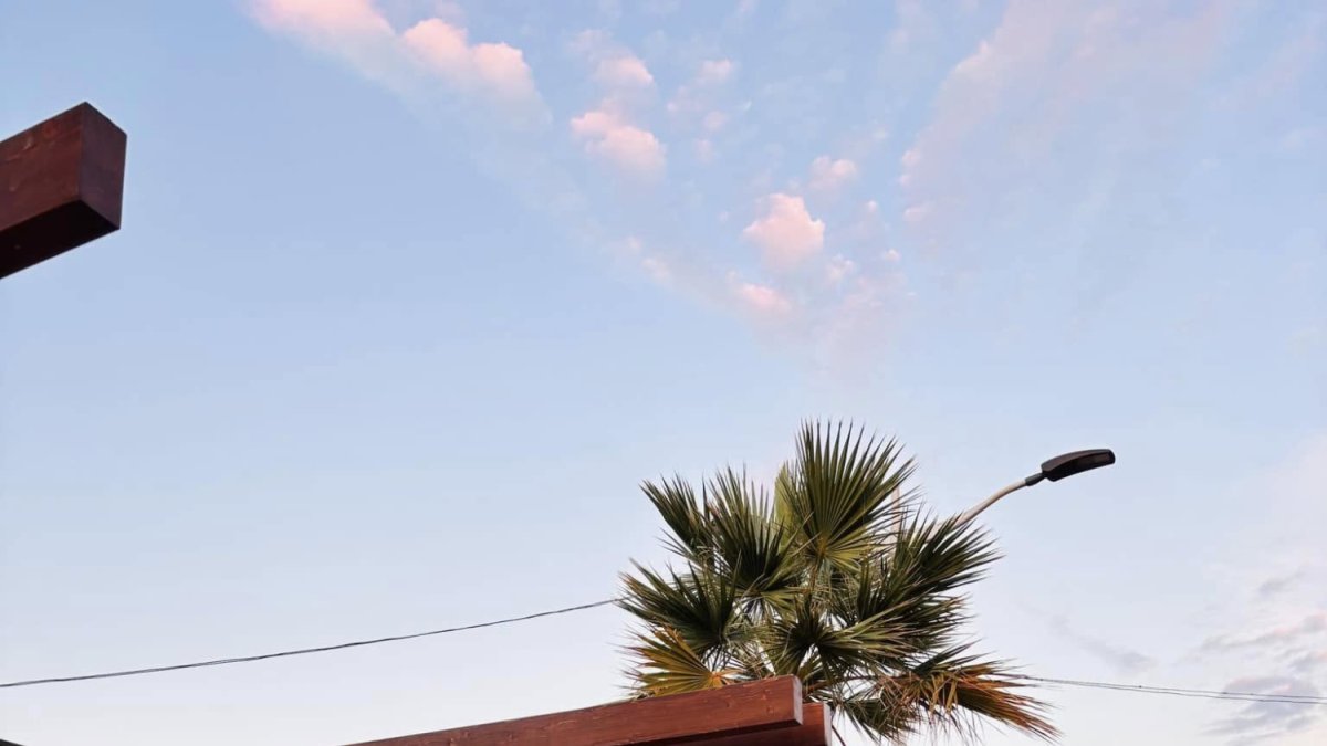 Casetas de madera instaladas en el paseo marítimo de San Juan de los Terreros.