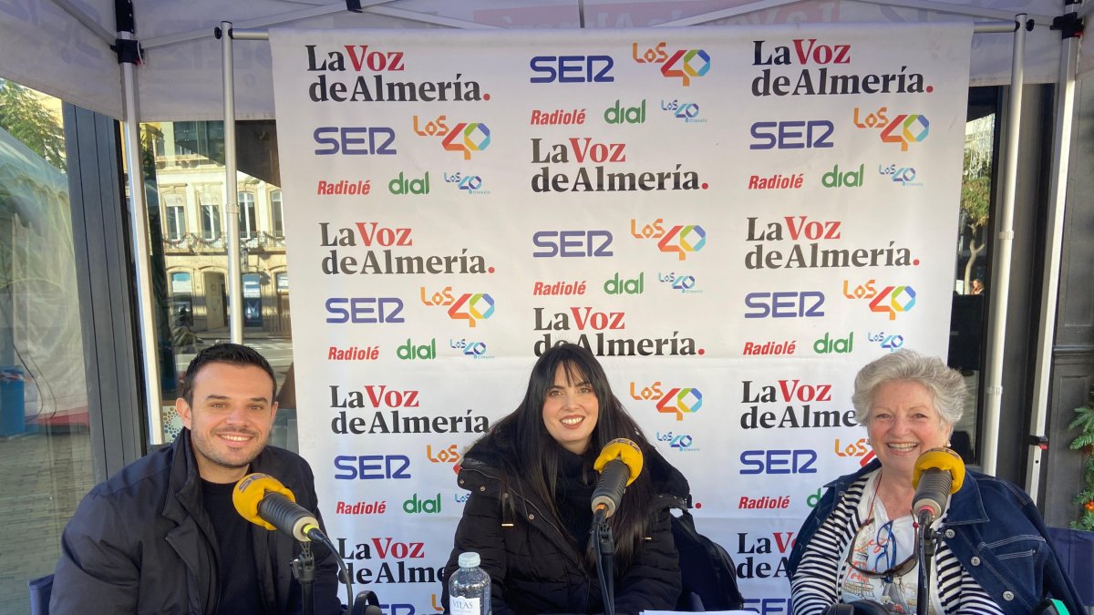 El edil de Integración Social, Oscar Bleda, Marina Ginés y la presidenta de la asociación de vecinos de Retamar, Elena Hernández.