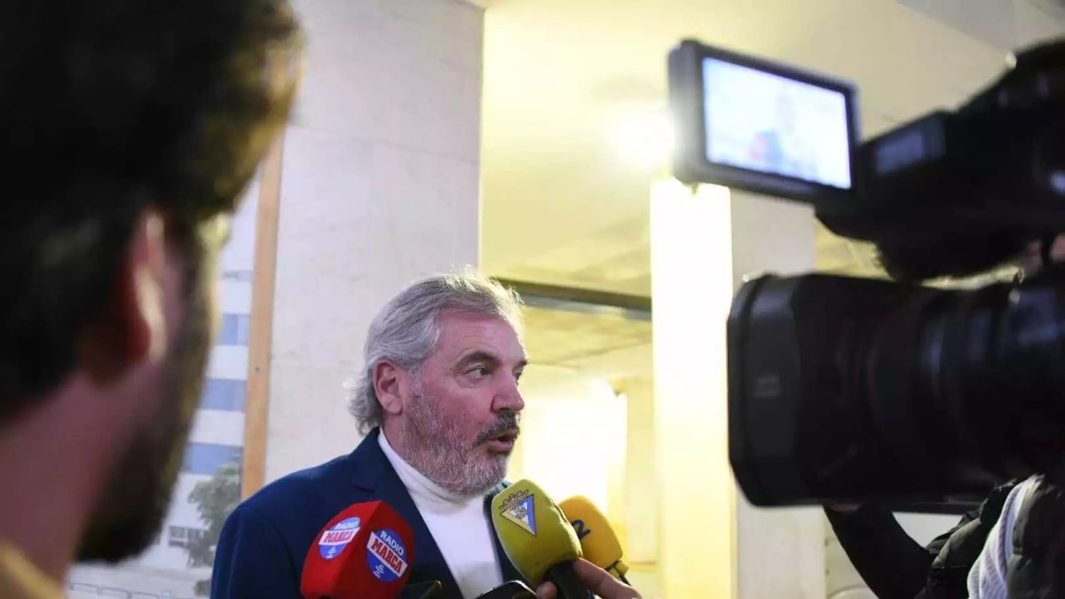 Manuel Vizcaíno atiende a la prensa y habla del mercado de invierno.