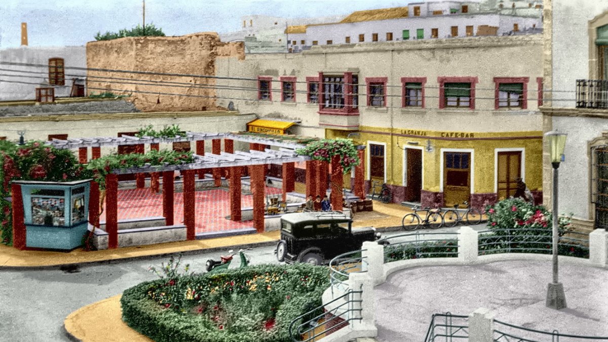 Imagen de la Puerta del Mar de Adra, perteneciente a la primeras postales realizadas tras la Guerra Civil. FOTO: Francisco Gutiérrez Latorre