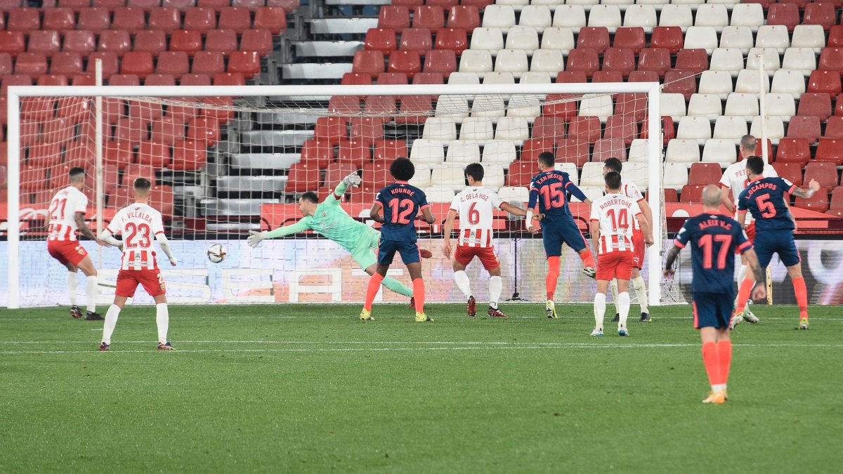 Fernando no pudo detener el remate de Ocampos y el Sevilla pasaba de ronda en 2021 en el último suspiro.