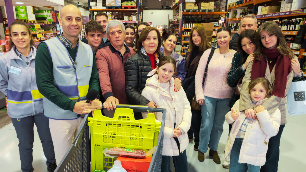 Ganadores del cuarto trimestre, Paca y su marido Pepe, quien llenó el carro.