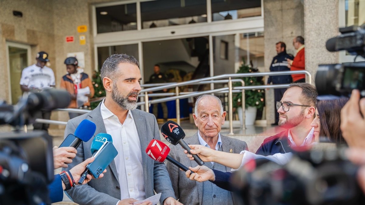 Fernández-Pacheco junto a Gabriel Amat en la puerta del Ayuntamiento roquetero.