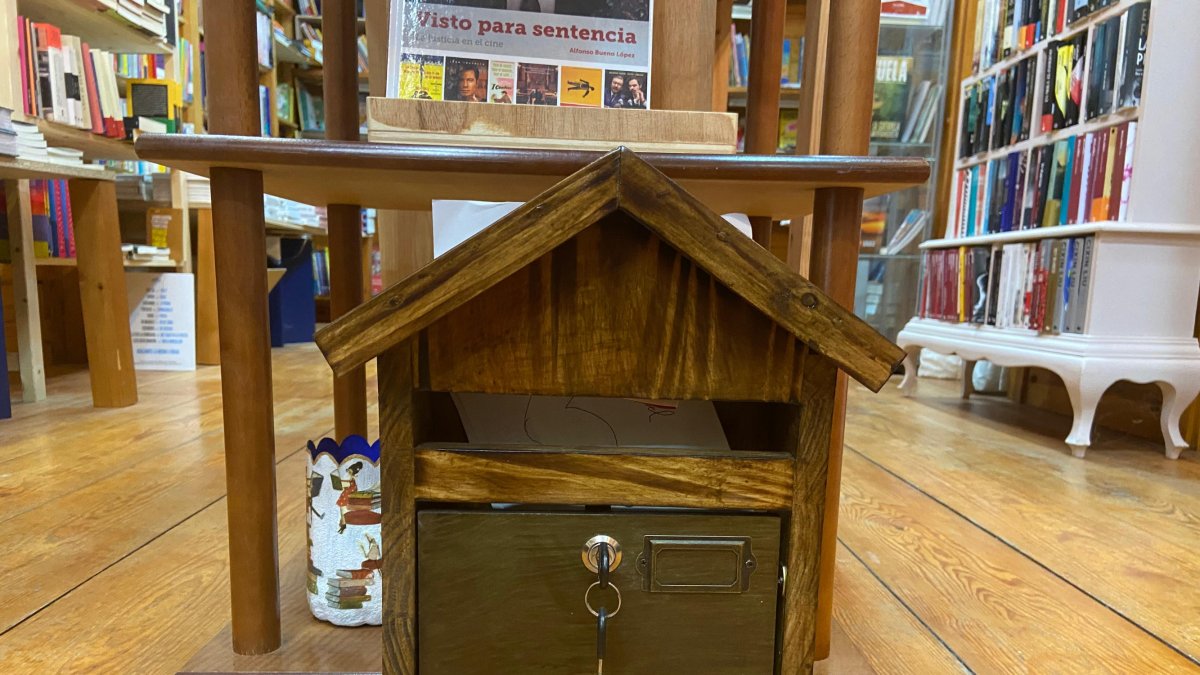 El buzón instalado en la librería El Faro de Recóndito.