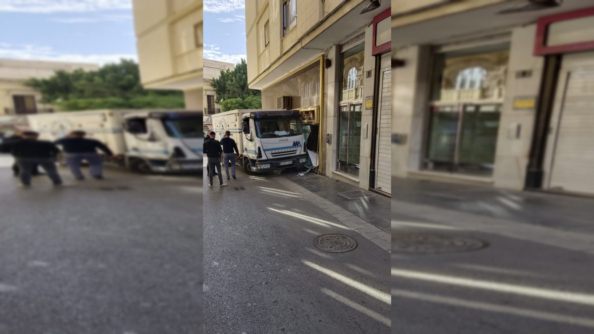 Imagen del camión que ha impactado contra el comercio.