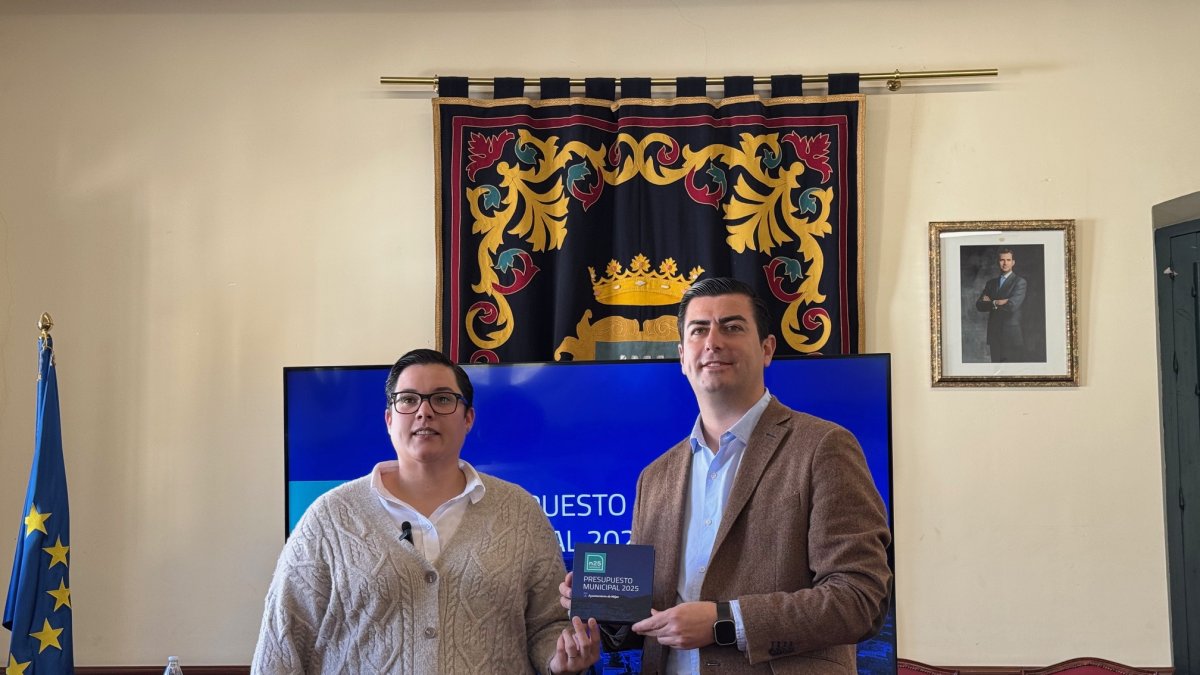 José Francisco Garrido, alcalde, y Mª del Mar Calatrava Serrano, concejala de Hacienda.