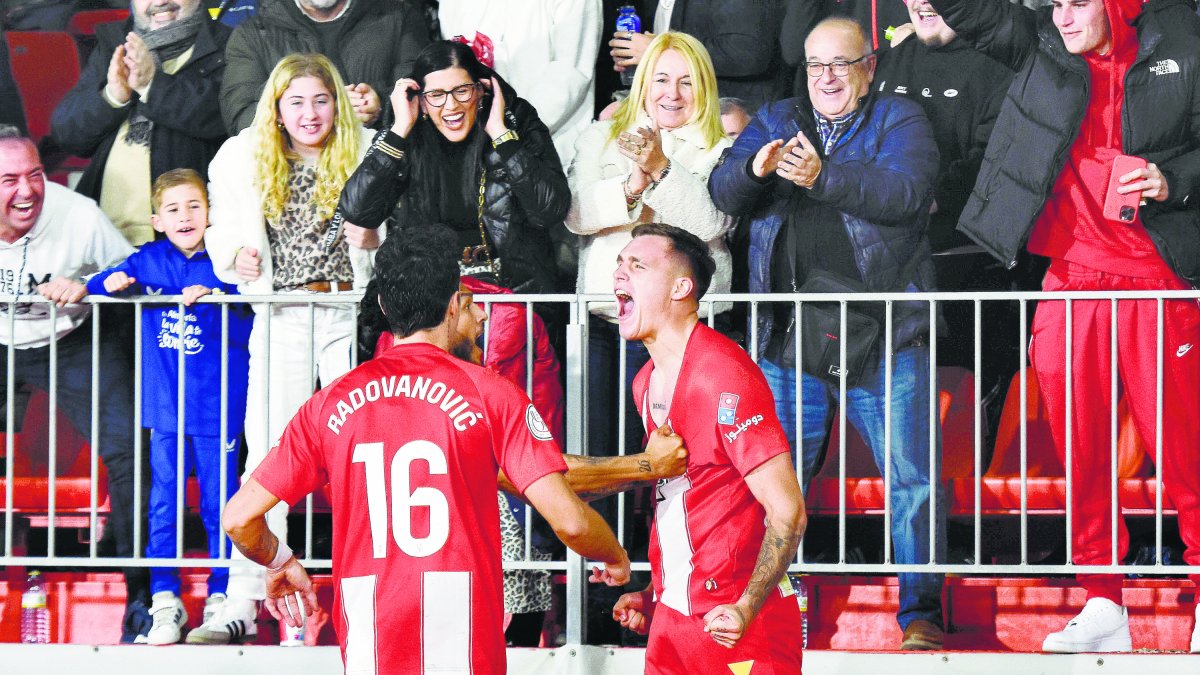 El joven ‘9’ serbio tiene cualidades para crecer mucho más en el Almería.