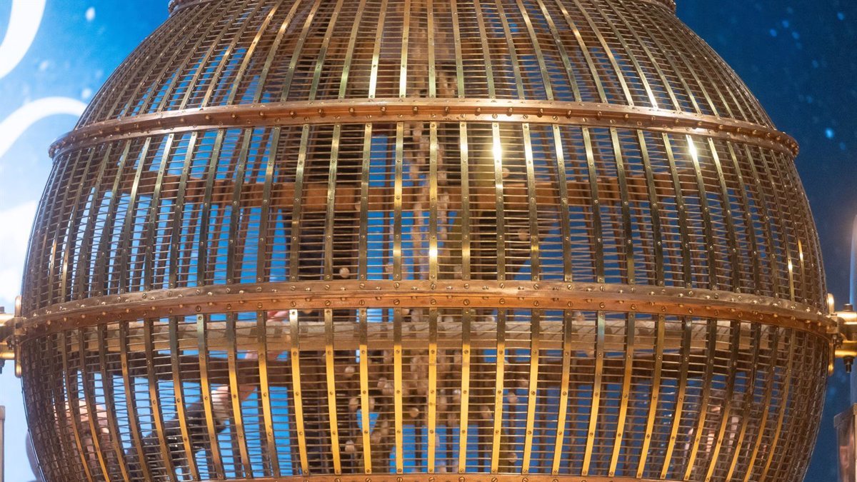 Preparación del bombo antes de la celebración del Sorteo Extraordinario de la Lotería de Navidad de 2024.