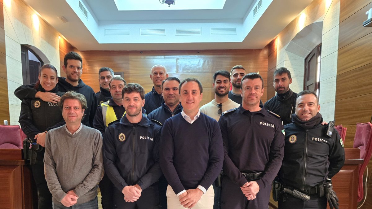 Pedro Gabarrón Sánchez, nuevo Oficial en Vera junto a compañeros y autoridades.