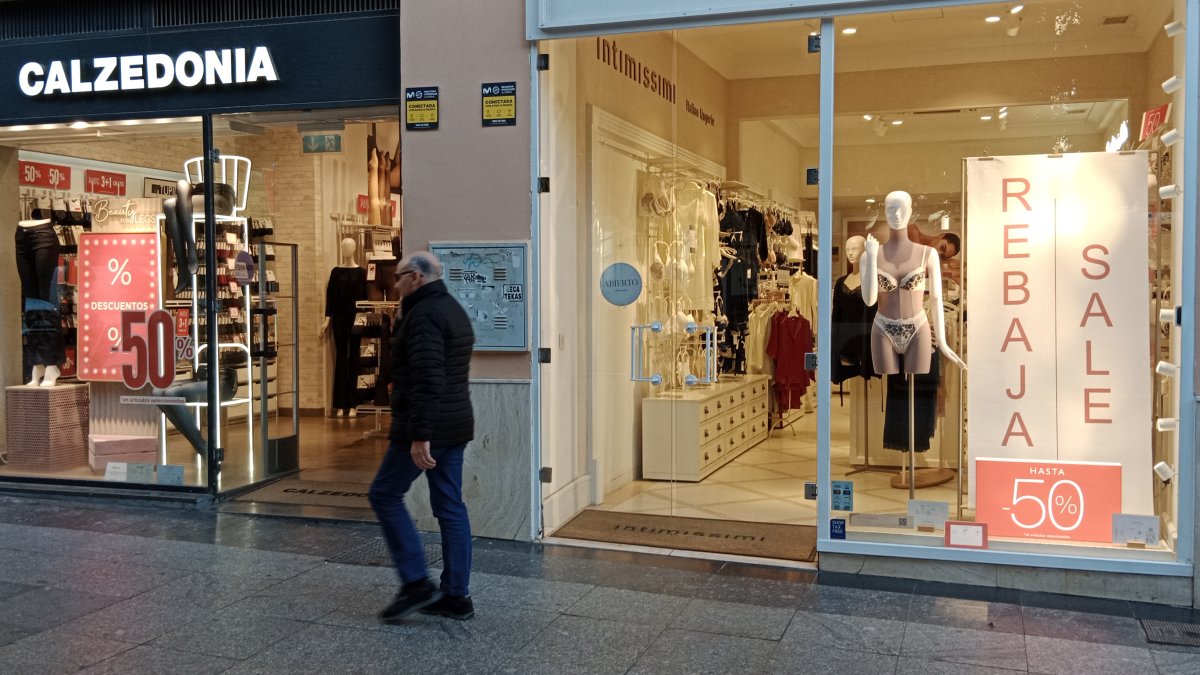 Primer día de rebajas en Almería.