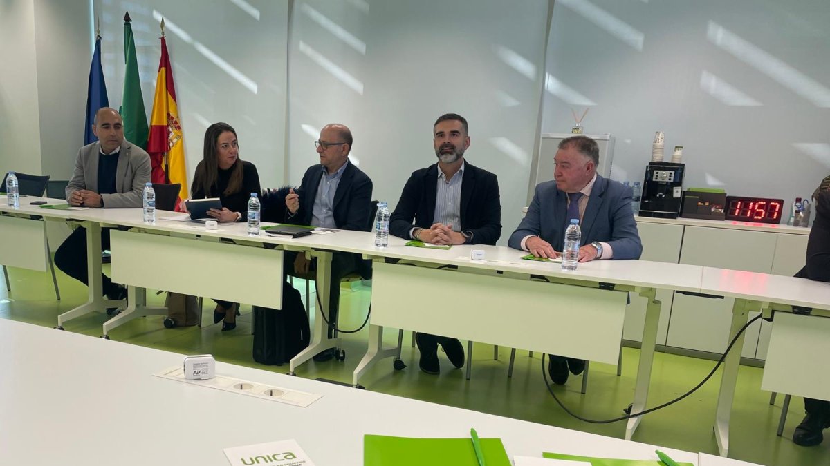 El consejero de Agricultura durante su reunión con Unica Group