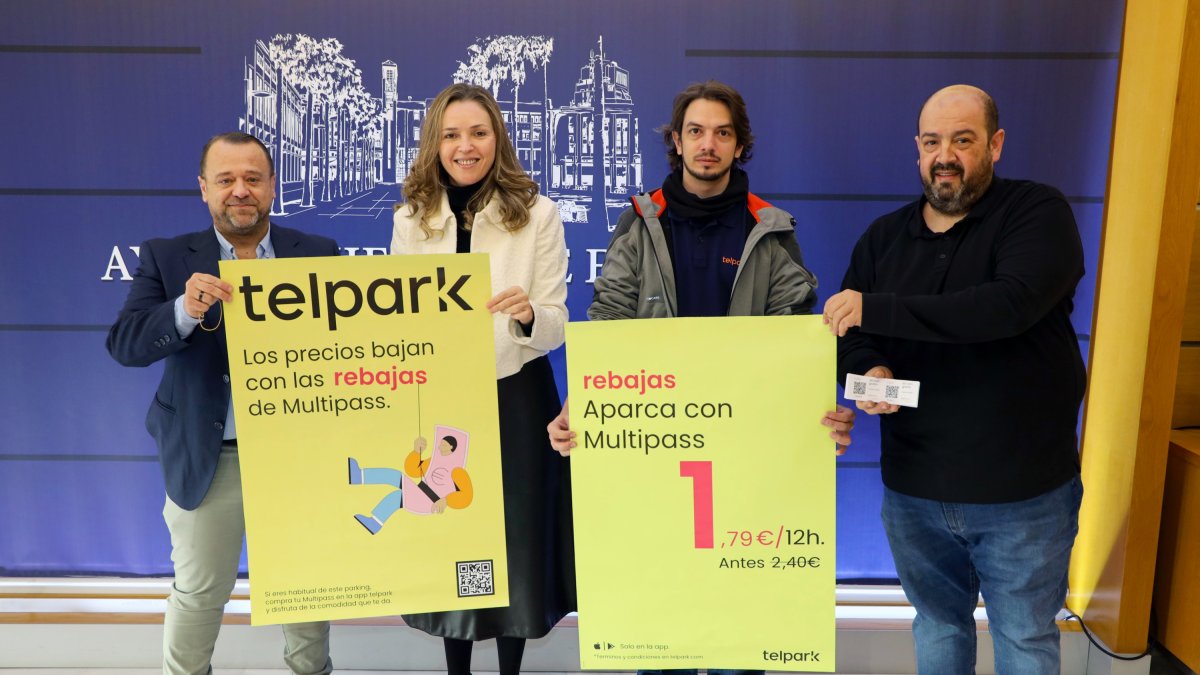 La edil de Comercio de El Ejido con los responsables de la empresa Empark.