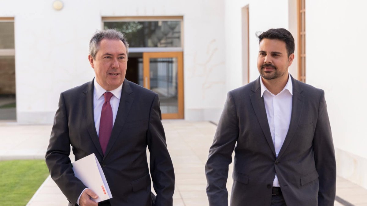 A la derecha, Mateo Hernández junto a Juan Espadas en el Parlamento.
