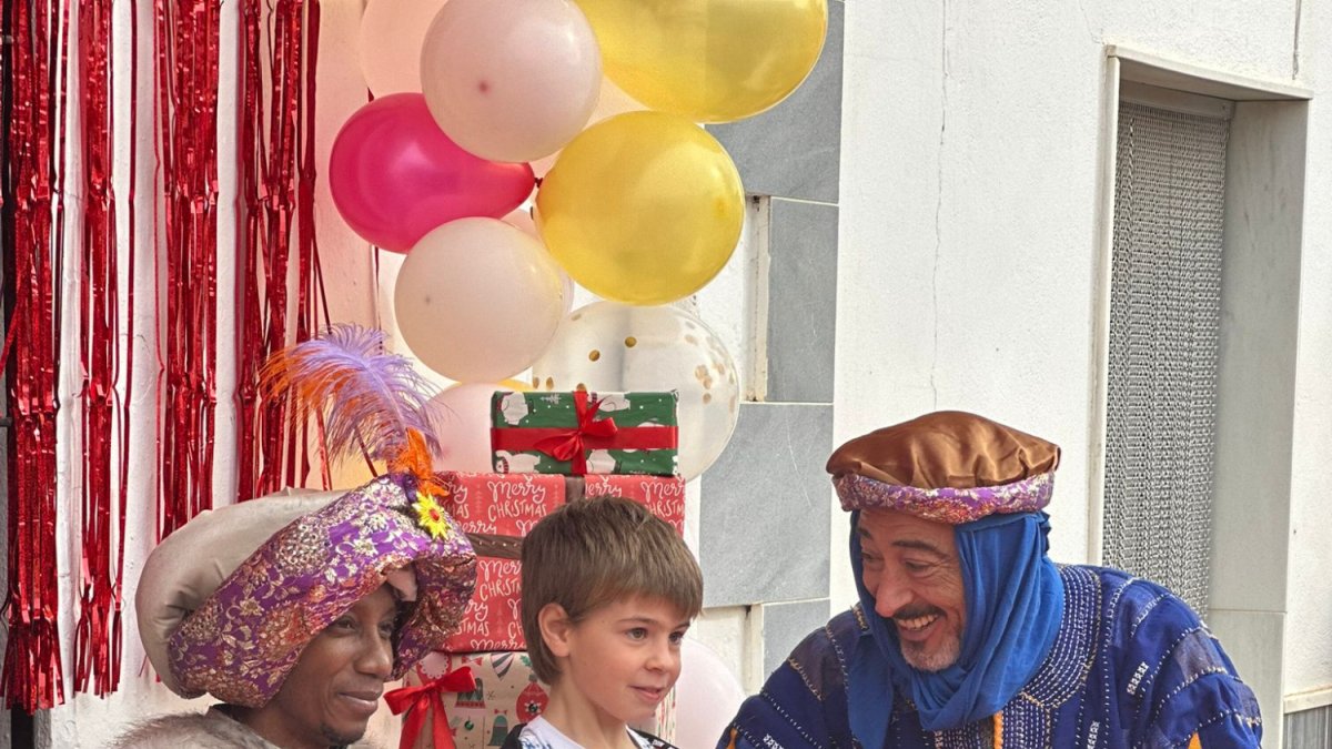 Aziz Mohammed y Paco Tripiana repartiendo regalos a los niños de Tahal.
