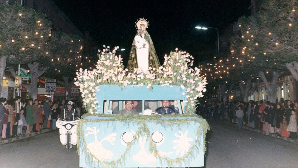 La carroza de la Virgen del Mar volviendo de la romería por el Paseo. J.Flores.