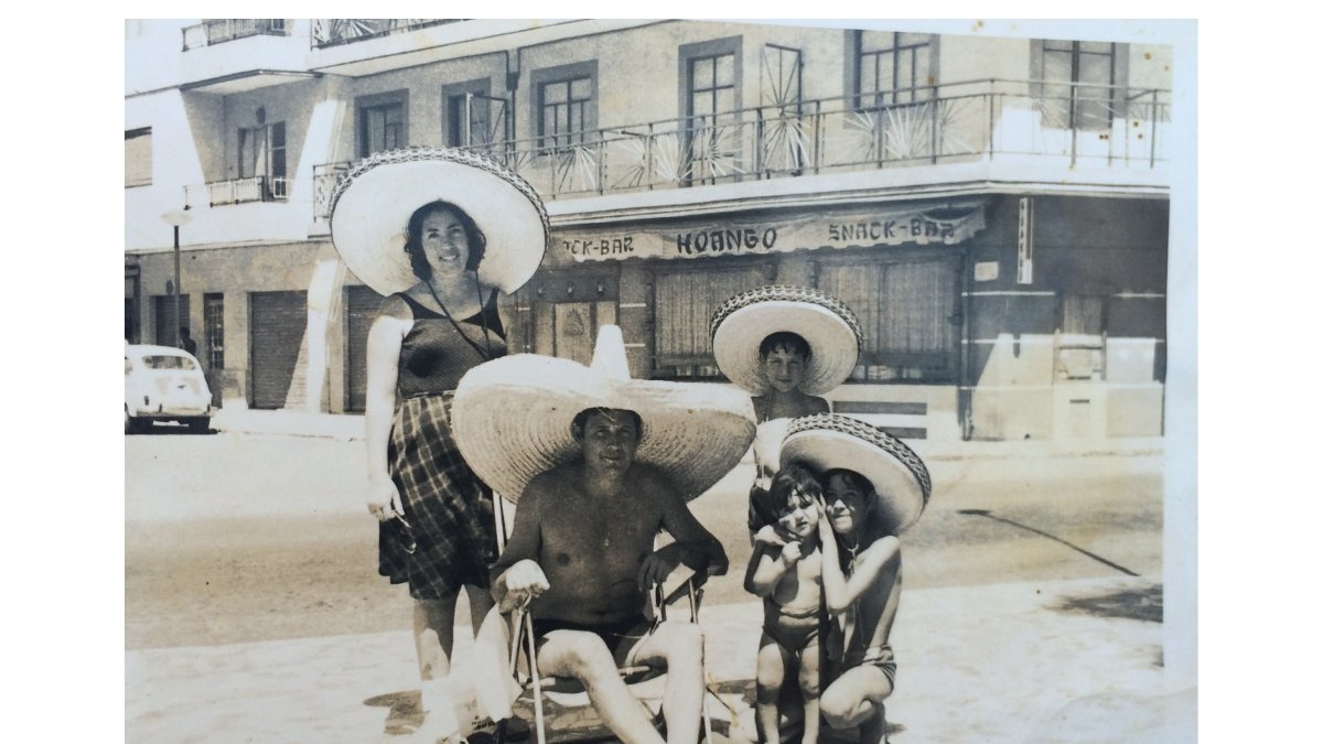Una familia de turistas en los años 60 junto al antiguo Hoango del Zapillo.
