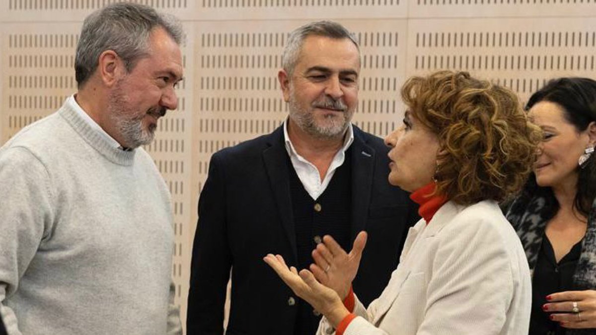 Juan Espadas, Juan Antonio Lorenzo y María Jesús Montero, ayer en Sevilla.