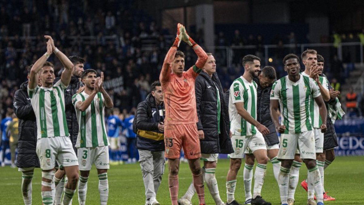 El Córdoba saluda a la afición del Real Oviedo tras ganar en el Nuevo Tartiere.