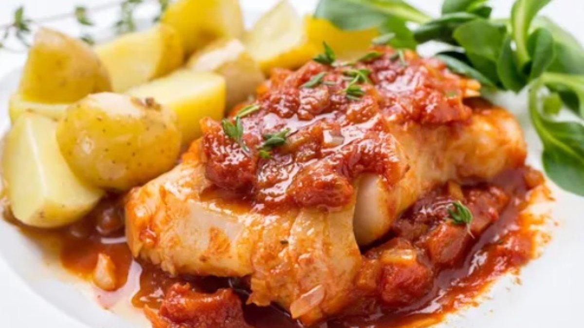 Bacalao con tomate. DEPOSITPHOTOS