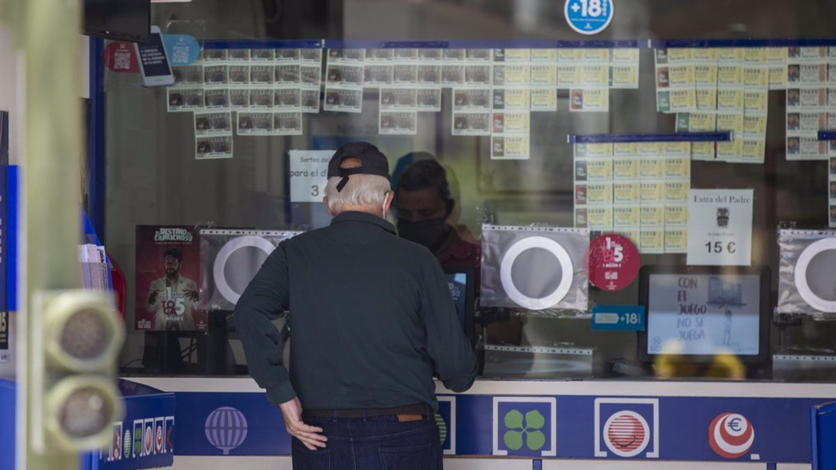 Imagen de archivo de una persona en una administración de lotería.