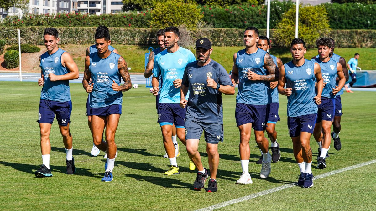 Un grupo de futbolistas del Almería en el campo Anexo del Estadio de los Juegos Mediterráneos.
