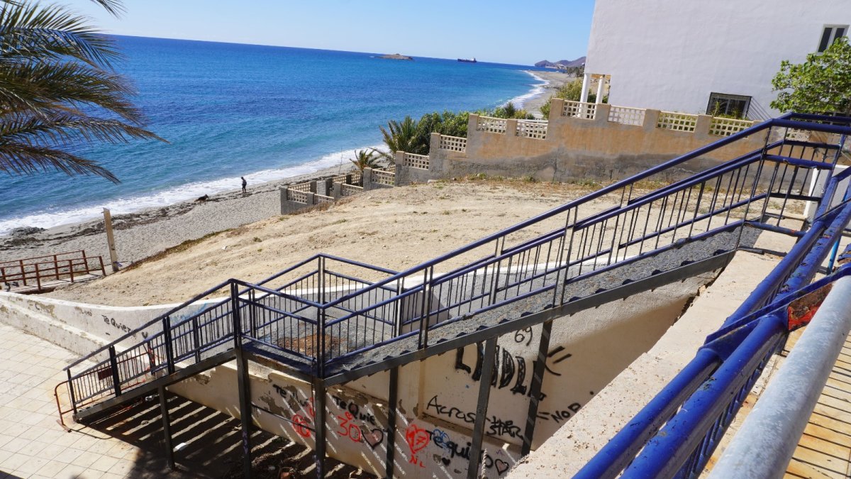 Escaleras de acceso a la playa desde la plaza Córdoba que van a ser reemplazadas.