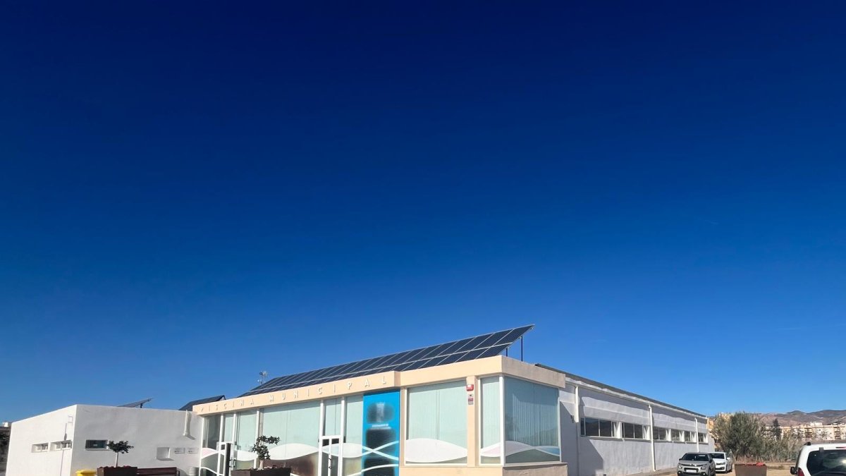 La piscina cubierta será uno de los lugares donde se instalarán paneles fotovoltaicos.