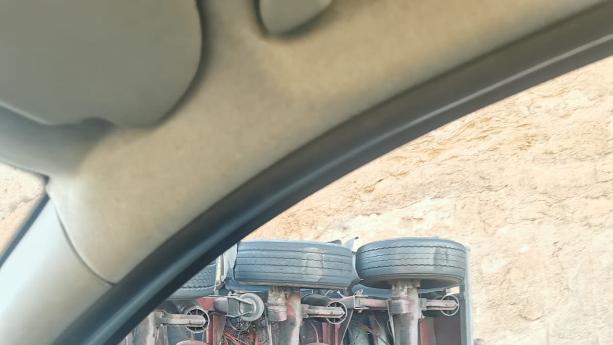 El camión volcado visto por un testigo.