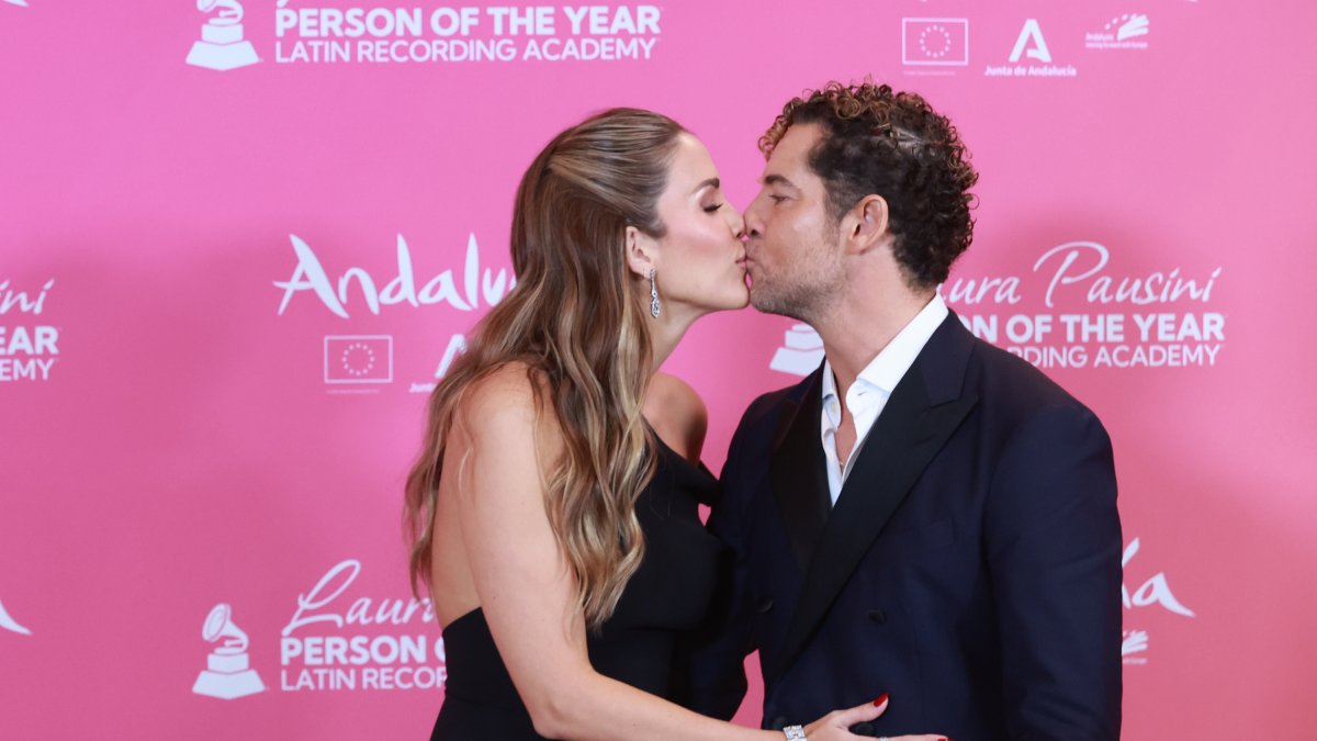 David Bisbal y Rosanna Zanetti posan en la alfombra roja de la gala Person of the Year de los Latin Grammy en noviembre de 2023.