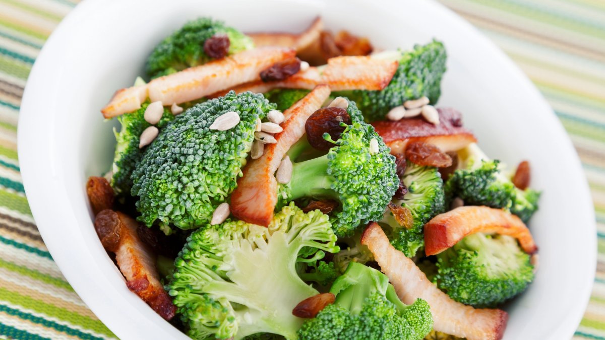 Brócoli con pavo (Imagen: Depositphotos).