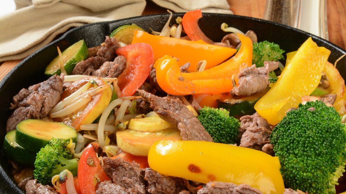 Ternera salteada con pimientos (Imagen: Depositphotos).
