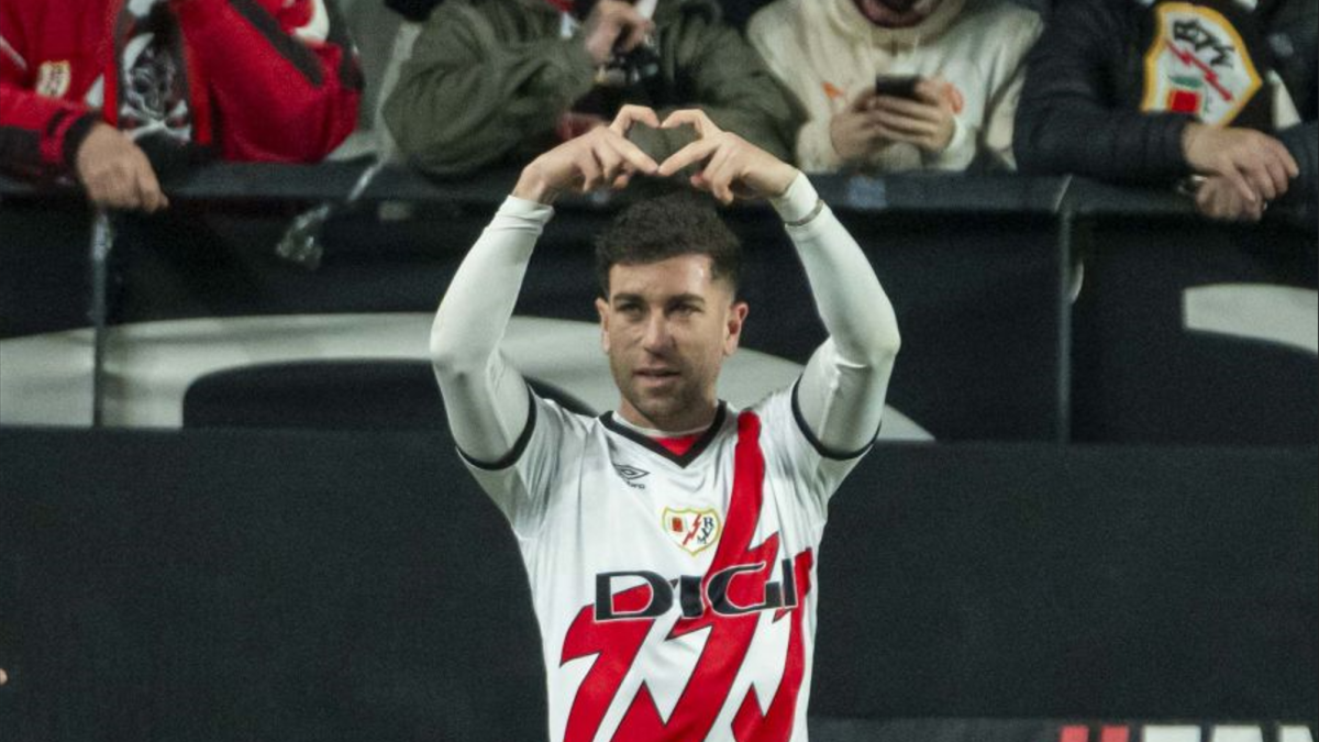 Adri Embarba celebra su gol al Celta con la afición de Vallecas.