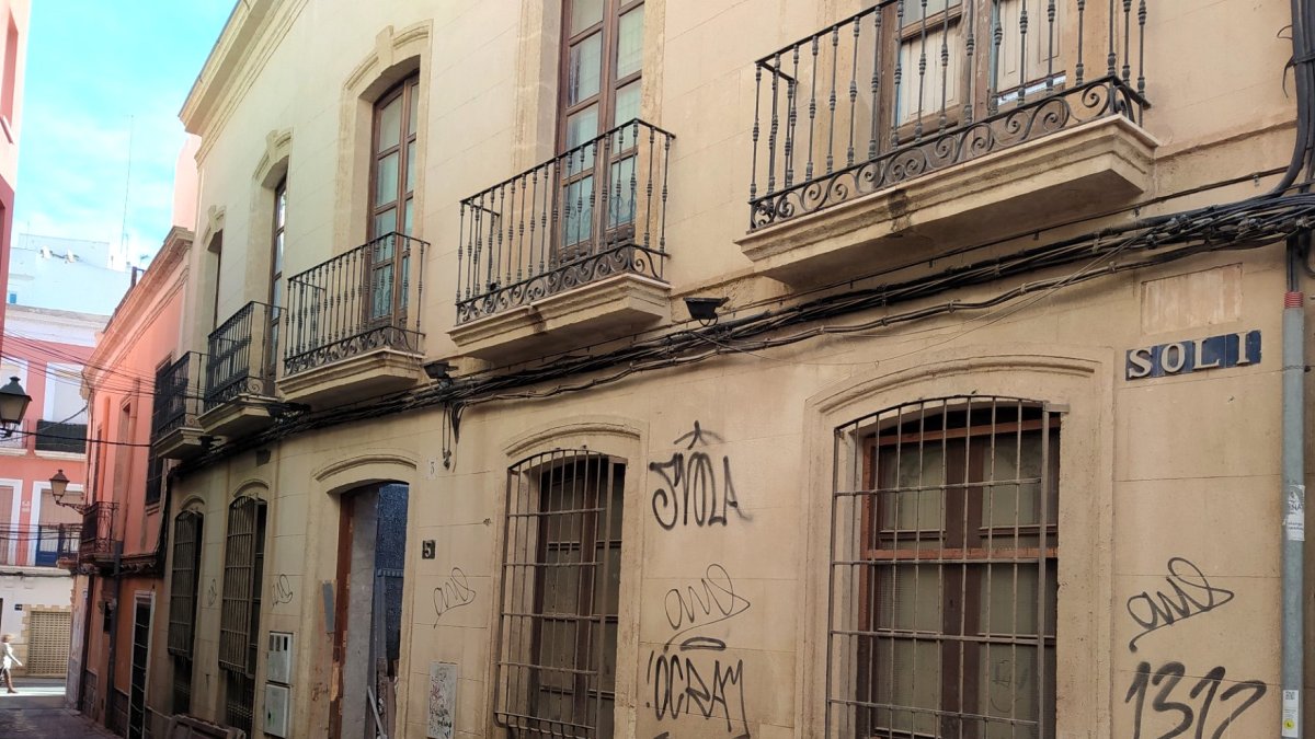 La casa está situada en la calle Solis, en el corazón del casco histórico