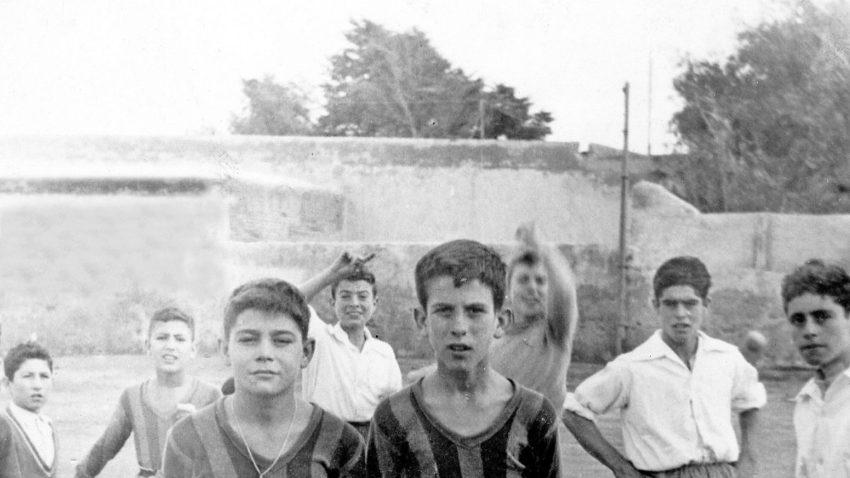 Niños jugando en uno de los solares que a finales de los años 50 existían entre Ciudad Jardín y San Miguel.