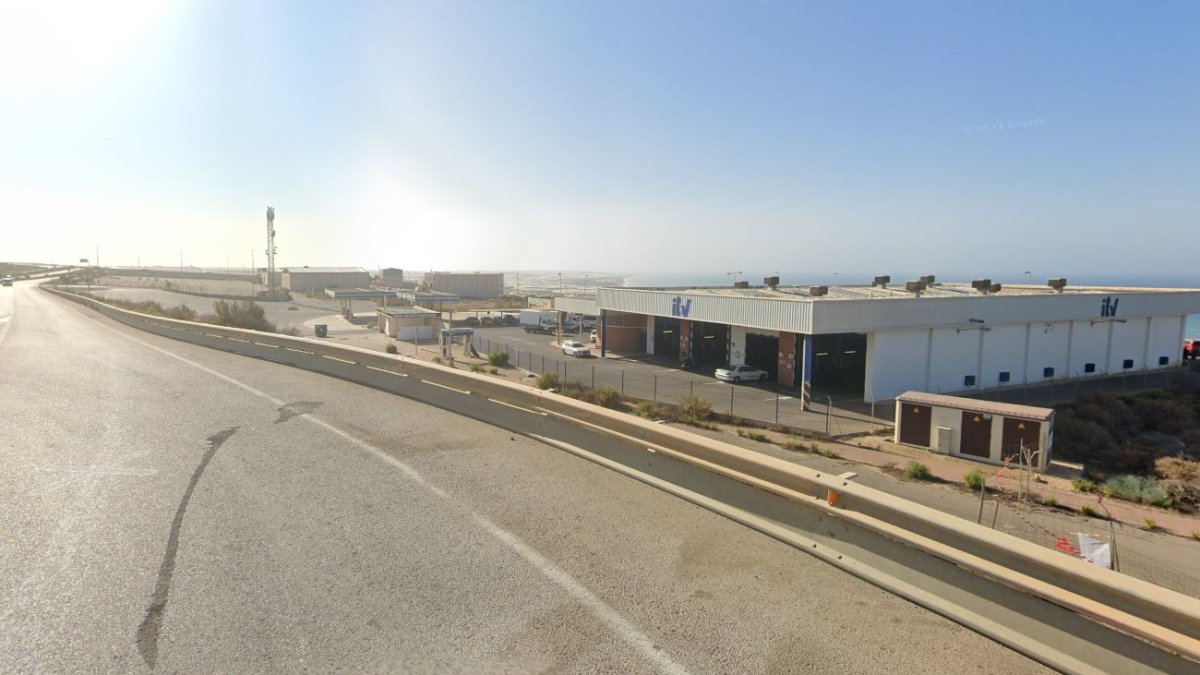 A-7 a su paso por la ITV de Balanegra.