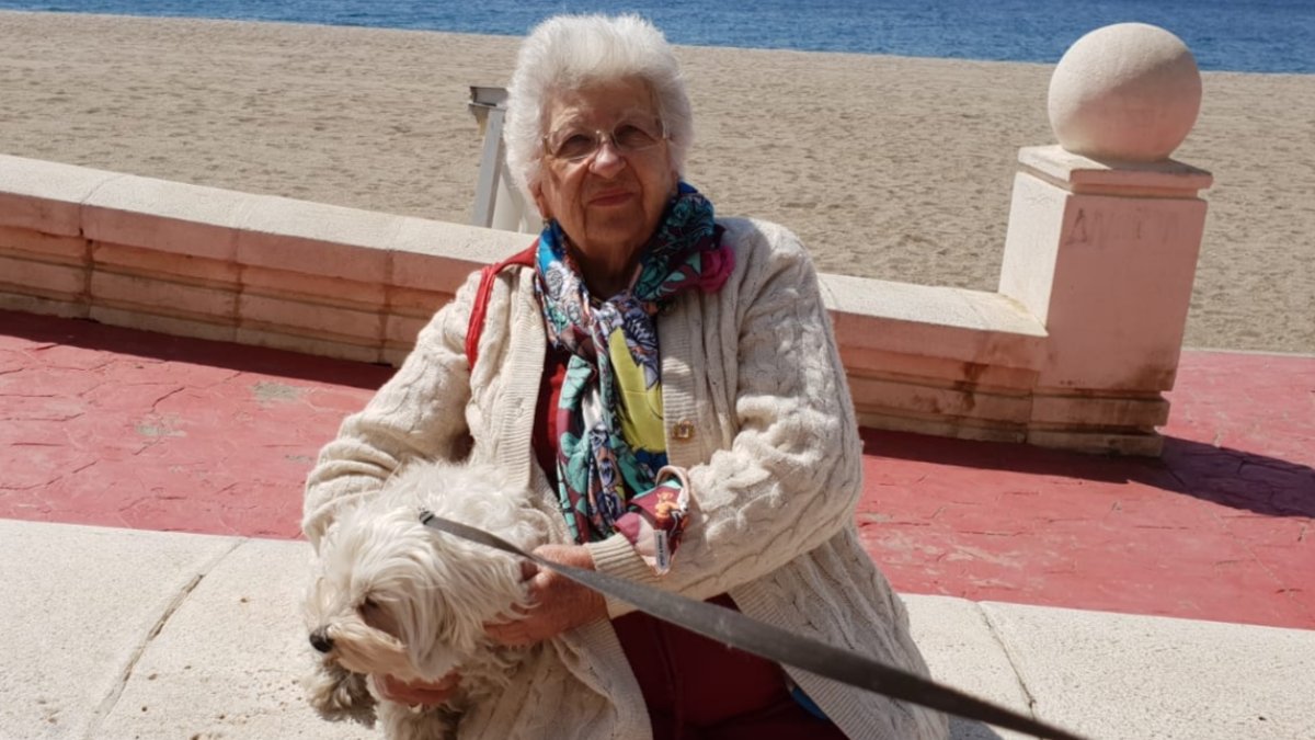 Catalina Martínez con Woody en el Paseo Marítimo, imagen del año 2023.