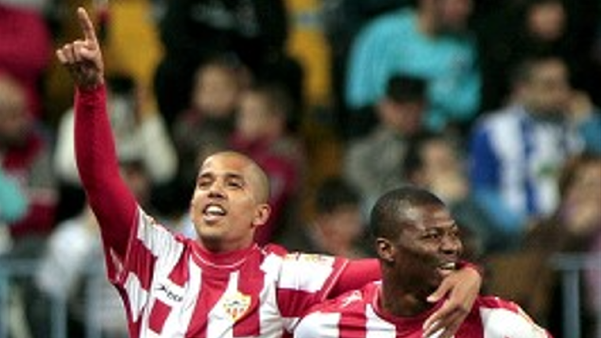 Feghouli celebrando un gol del Almería  junto Kalu Uche.
