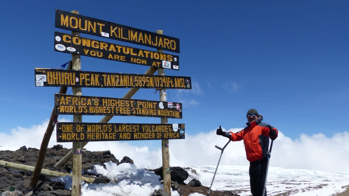 Pepe Salvador en la cima del Kilimanjaro.