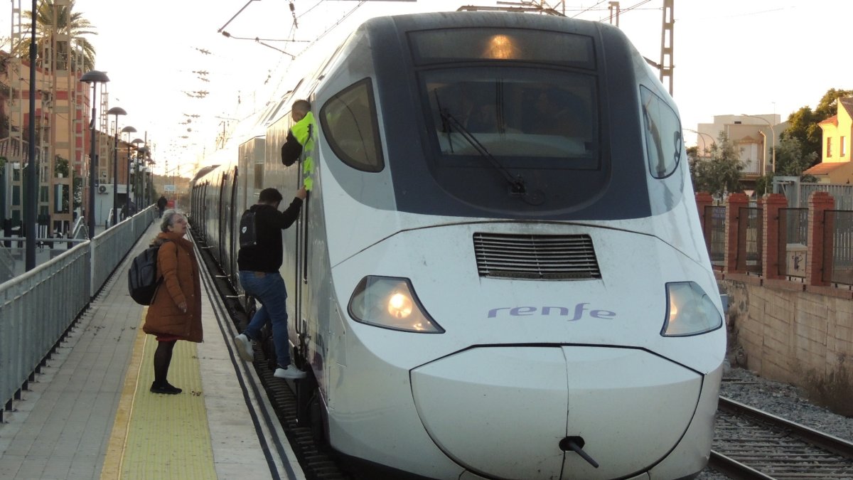 Maquinistas y personal de Renfe y Adif a pocos minutos de la salida en Huércal-Viator.