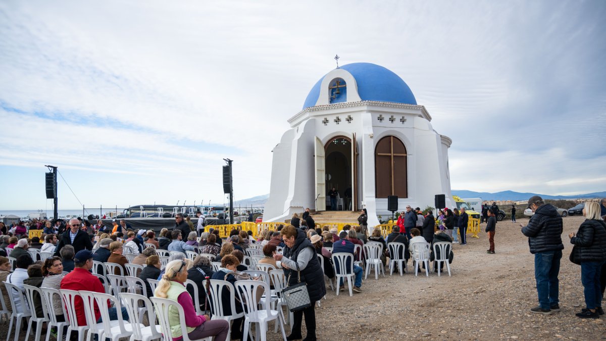 La ermita de Torregarcía, preparada para la tradicional misa de la Romería de la Virgen del Mar.
