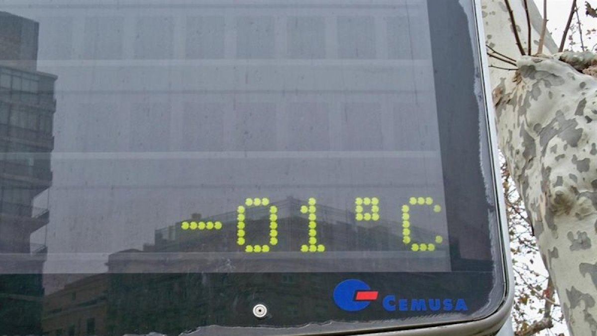 Imagen de archivo de un termómetro bajo cero.