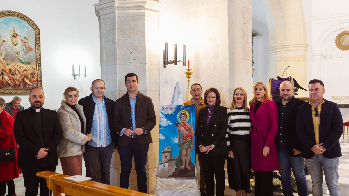 Parte del equipo de gobierno nijareño con la imagen de San Sebastián.