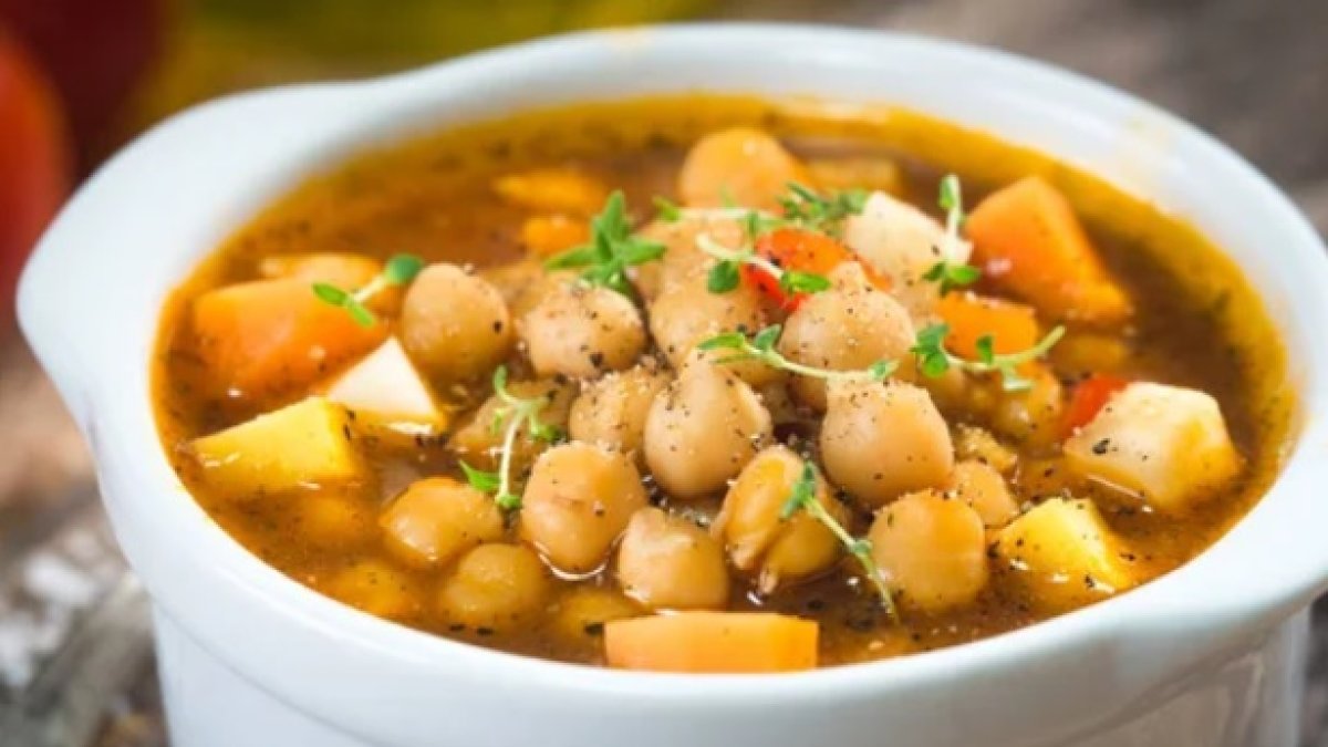 Potaje de garbanzos con bacalao. DEPOSITPHOTOS