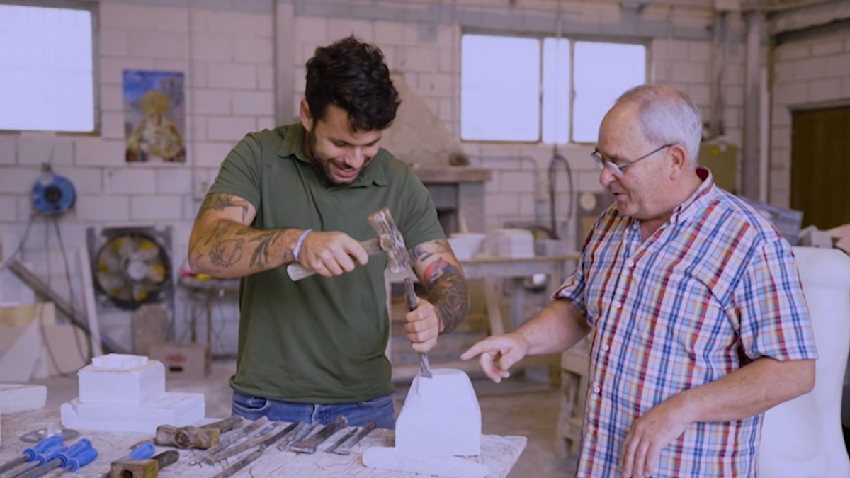 Antonio Navarro explica cómo hacer un mortero de mármol.