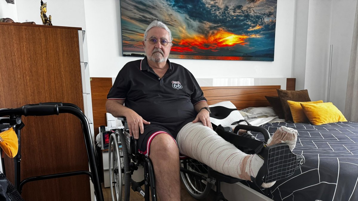 Felipe Múgica en su domicilio en Almería recuperándose tras la operación.